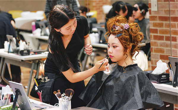 ヘアメイク科モデルデザインコンテストの写真1