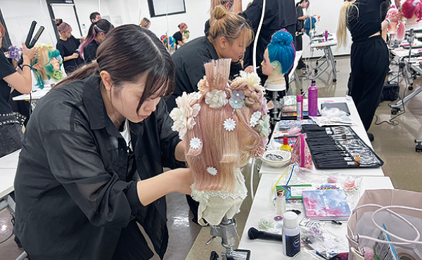 ヘアメイク科ウィッグデザインコンテストの写真1