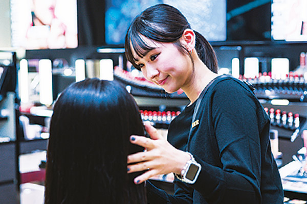 田中さんが施術する様子