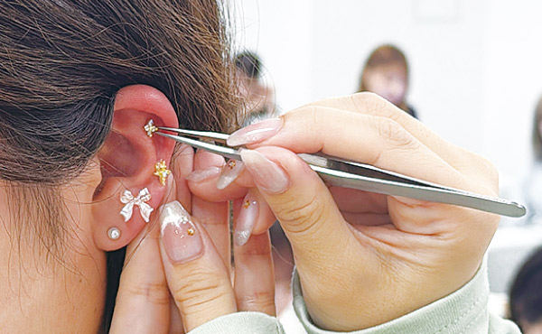 笠井さんから教わる耳つぼジュエリー